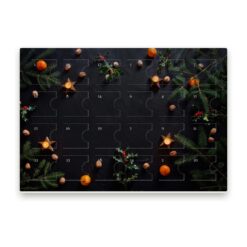 Großer Adventskalender für 24 Pralinen und Trüffel, Motiv „Weihnachtsdeko“ mit Türchen und Nummern