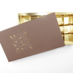 7818-2001 pralinenschachtel-18-pralinen-carruba-praegung-gold-riva-kartondeckel-verpackung