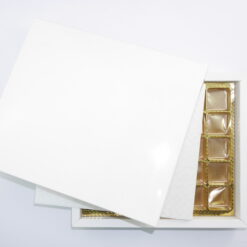 0331-03D geschenk-pralinenschachtel-mittel-30-pralinen-quadratisch-weiss-glanz-kartondeckel-verpackung