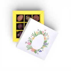 9er Pralinenschachtel mit gedrucktem Ostermotiv, Motiv Osterei mit Wiese, Farbe Gelb