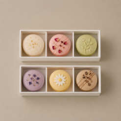 Premium 3er Macaron-Verpackung flach mit Kartonstegen, Farbe Weiß Glanz