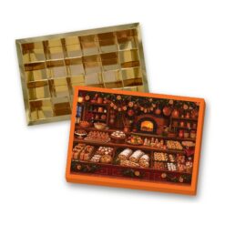 Kleiner Adventskalender für 24 Pralinen, Motiv „Adventsbackstube“, Deckel auf goldenem Sirio-Boden